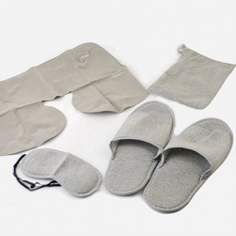 Купить Набор для путешествий в тканевом чехле: надувная подушка, повязка на глаза и тапочки. Цвет серый